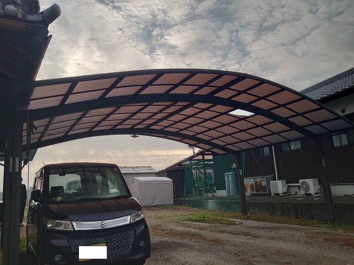 加西市で3台用のカーポート屋根をポリカーポネードへ貼り換える前の様子