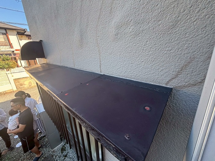 三田市で出窓屋根からの雨漏り修理を行う前の様子
