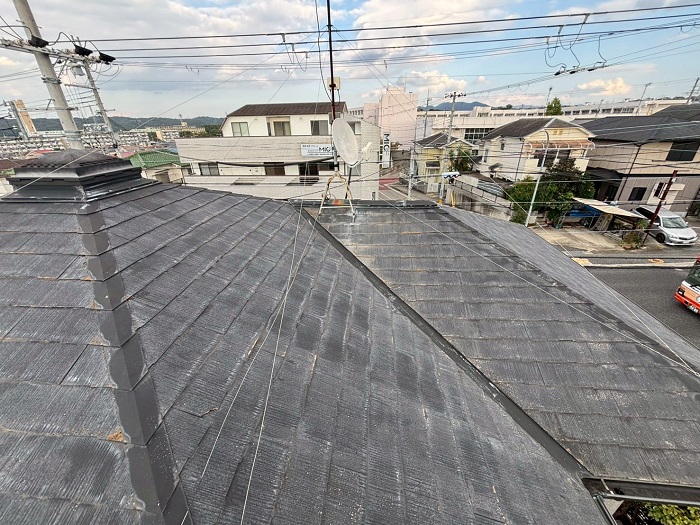 三木市で大和ハウス戸建ての差し棟仕様の屋根カバー工事を行う前の様子