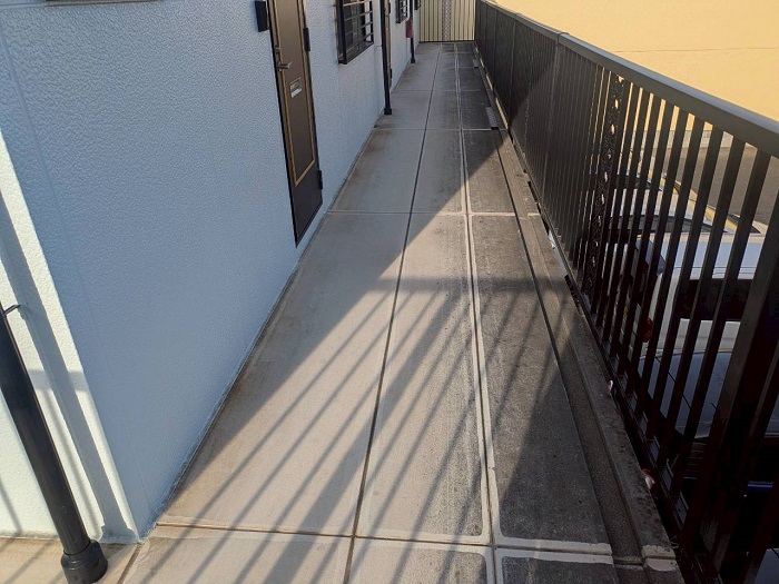 神戸市垂水区で2階建てアパートの共用廊下に長尺シートを貼る前の様子