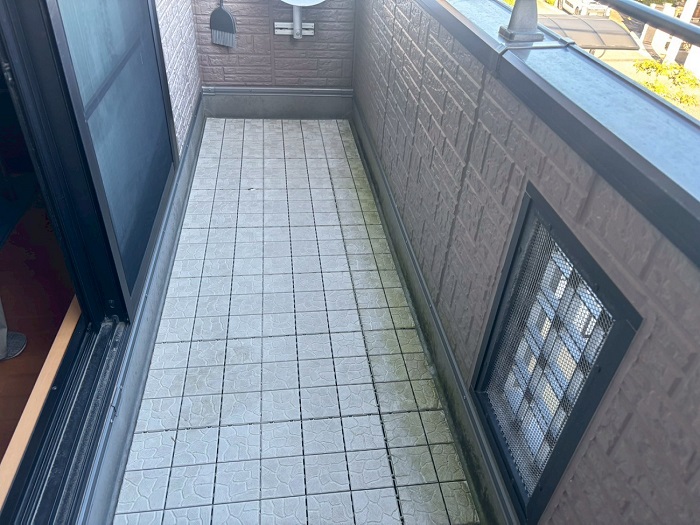 神戸市西区でベランダ塩ビシート防水のメンテナンスとしてVTコートを塗る前の様子