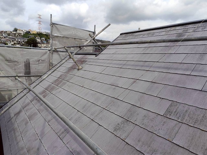 三田市で急勾配の屋根改修工事としてスーパーガルテクトをカバーする前の様子