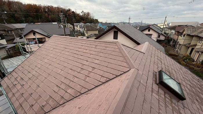 神戸市北区で屋根補修工事として棟板金交換とスレート屋根差し替えを行う前の様子