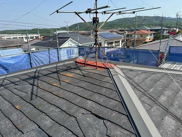 神戸市西区で寄棟形状で差し棟仕様のスレート屋根葺き替え工事を行う前の様子
