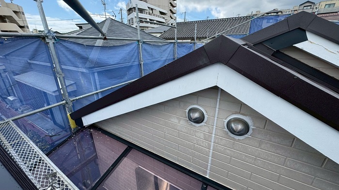 神戸市須磨区で塗膜の剥がれた破風板へ板金巻き工事を行う前の様子