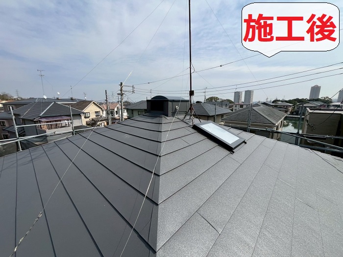 高砂市でスレート屋根から金属屋根へ改修工事を行った後の様子