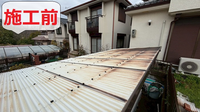 加古郡播磨町で駐車場の波板屋根をタキロン製のポリカ波板へ貼り替え工事を行った後の様子