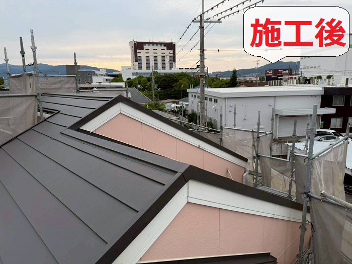 神戸市長田区で剥がれ落ちるノンアスベスト屋根材をカバー工事した後の様子