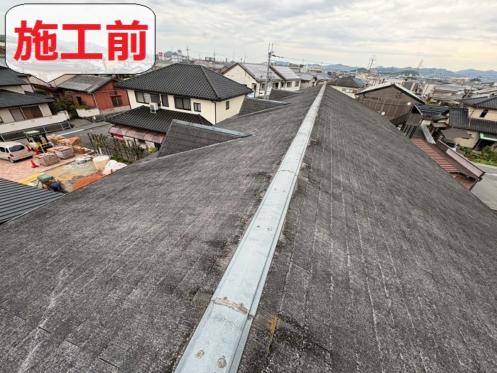 たつの市で鳩小屋付きのアパート屋根改修でスレート屋根にカバー工事を行う前の様子