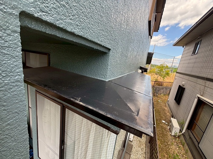 三田市で出窓上の板金修理としてガルバリウム鋼板をカバー工事する前の様子