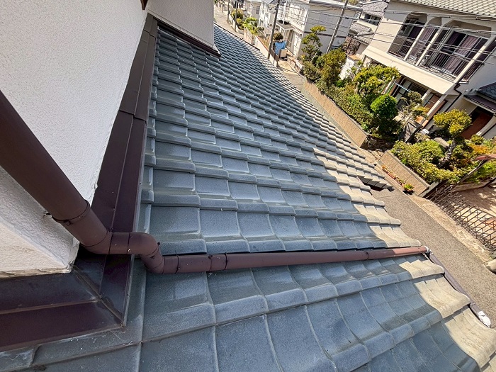 神戸市垂水区で瓦屋根葺き戻し工事により防水シートを貼り替える雨漏り修理を行う前の様子