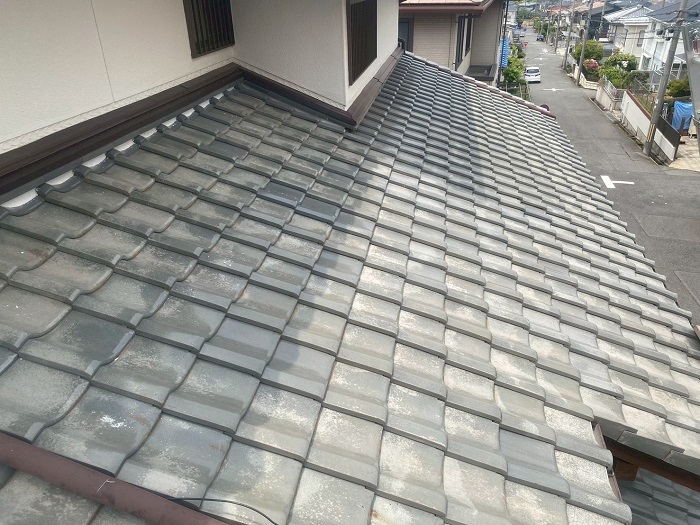 神戸市垂水区で瓦屋根葺き戻し工事により防水シートを貼り替える雨漏り修理を行う現場の様子