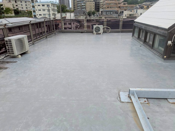 戸建て屋上のシート防水改修工事でウレタン密着工法を行なう前の様子