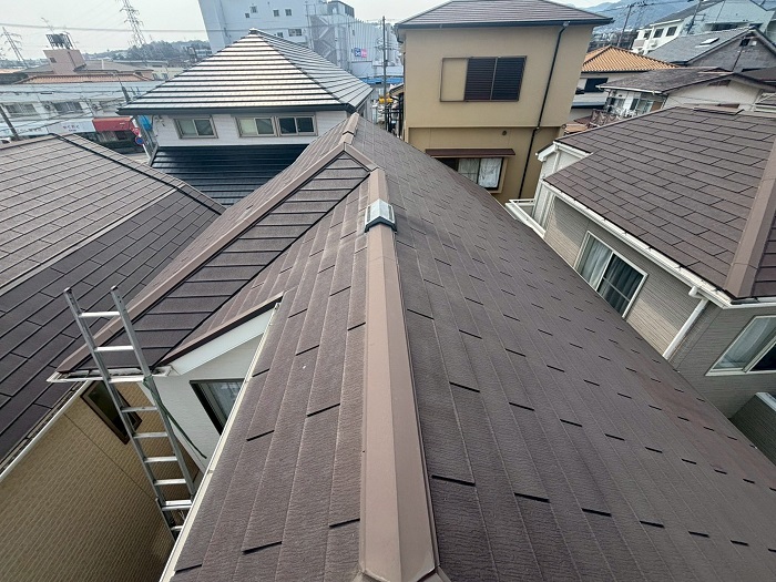 スーパーガルテクトのシェイドブラウンで屋根カバー工法を行なう前の様子