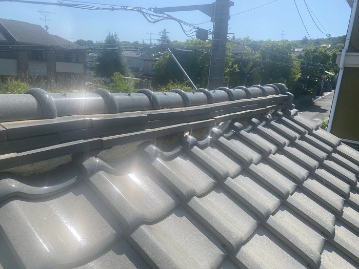 神戸市北区で平屋倉庫の瓦屋根補修で棟瓦積み替えを行なう前の様子