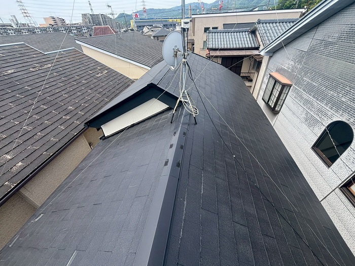 高砂市でスーパーガルテクトのシェイドブラックを用いてスレート屋根へカバー工事する前の様子