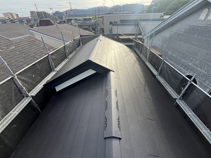 高砂市でスーパーガルテクトのシェイドブラックを用いてスレート屋根へカバー工事した後の様子