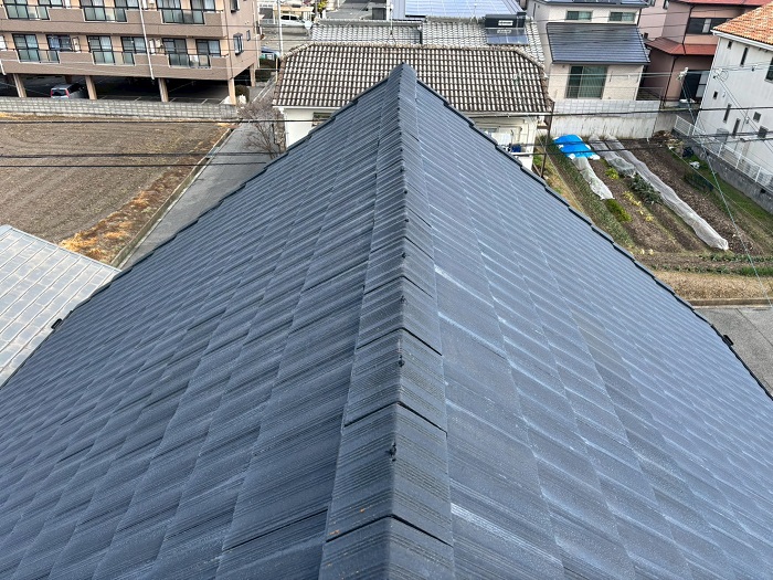 明石市でズレが発生したセメント瓦屋根の葺き替え工事を行う前の様子