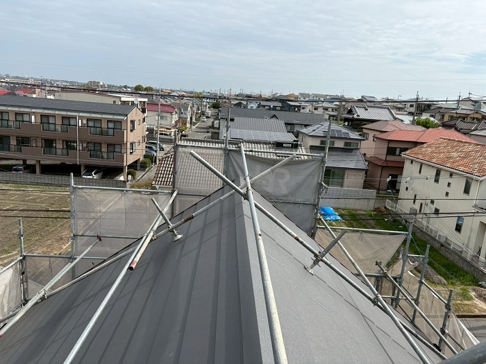 明石市でズレが発生したセメント瓦屋根の葺き替え工事を行った後の様子