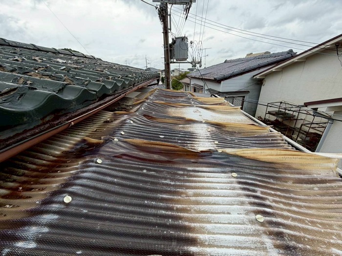 明石市で2階ベランダ屋根の日焼けして割れている波板貼り替えを行なう現場の様子