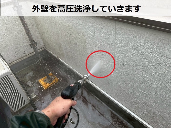 西宮市で日本ペイントのラジカル制御塗料パーフェクトトップで外壁塗り替えを行なう現場で高圧洗浄