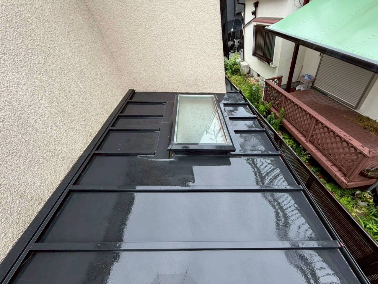 三木市でトップライト付きのトタン屋根雨漏り修理で立平を重ね葺きする前の様子