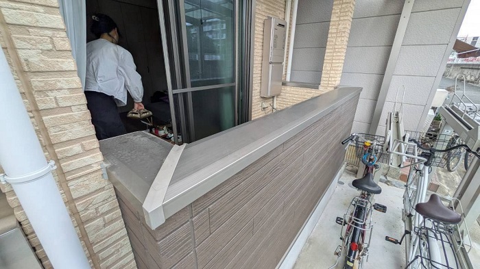 明石市でベランダのアルミ笠木をＬＩＸＩＬ製ハンドラインⅢに交換する前の様子
