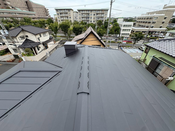 神戸市垂水区でヘーベルハウス戸建てのスレート屋根へカバー工法した後の様子