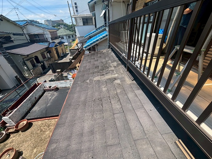 加古川市でベランダ下のスレート屋根雨漏り修理で床を脱着し屋根カバー工事する前の様子