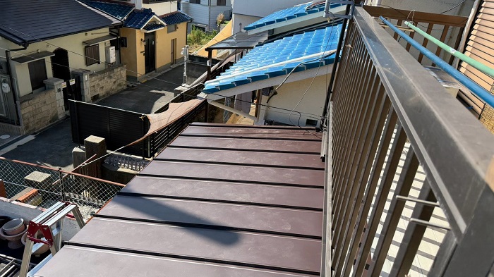 加古川市でベランダ下のスレート屋根雨漏り修理で床を脱着し屋根カバー工事した後の様子