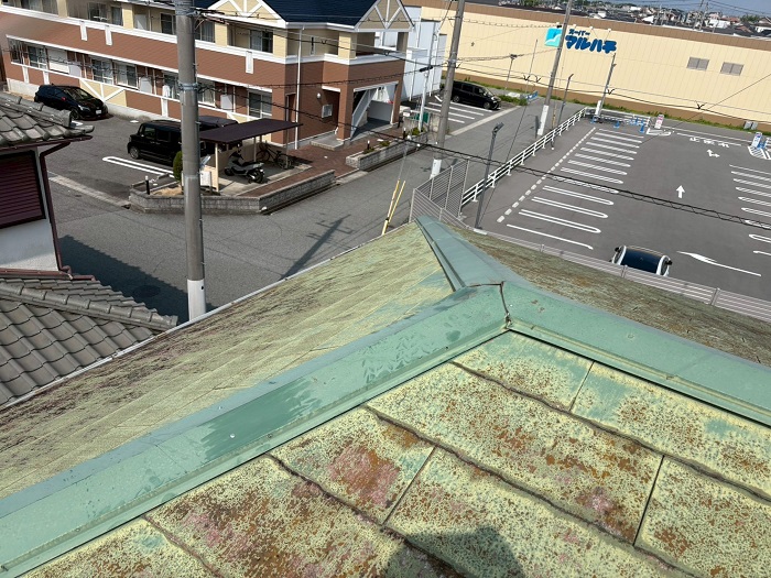 姫路市で台風で飛散したスレート屋根の棟板金を樹脂製下地を用いて交換する前の様子