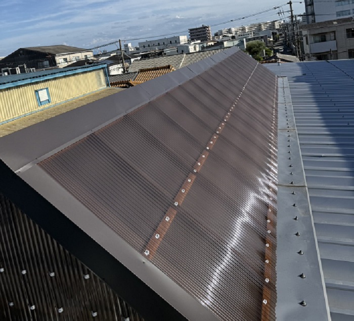 尼崎市で工場の暑さ対策として明り取りの波板にカバー工事した後の様子