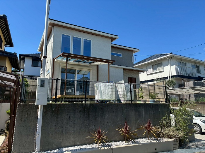 神戸市垂水区で老朽化したコンクリート擁壁を金属サイディングで改修する前の様子