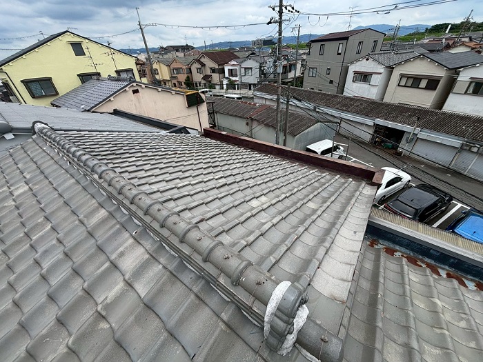 高砂市で長屋の瓦屋根からの雨漏り修理で釉薬瓦を葺き替える前の様子