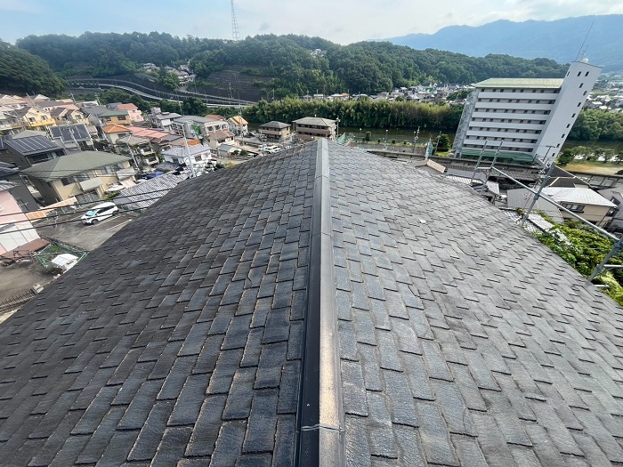 高砂市でスーパーガルテクトのシェイドブラウンを用いてスレート屋根へカバー工事する前の様子