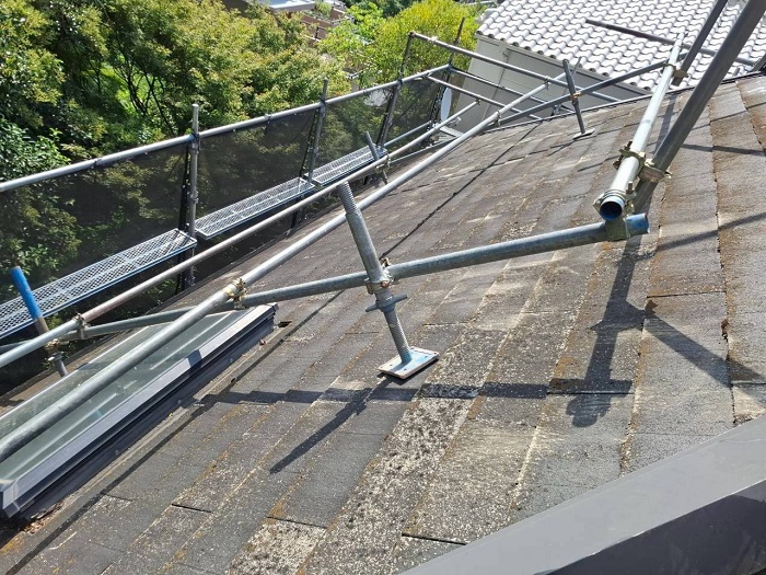 三田市でスーパーガルテクトのシェイドブラウンを用いてスレート屋根へカバー工事する前の様子