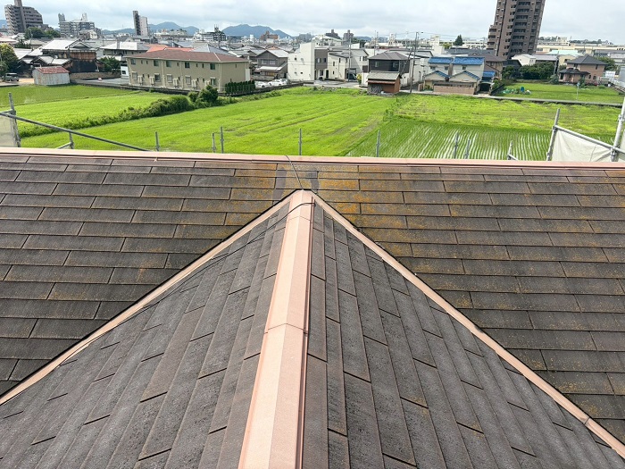淡路市でスーパーガルテクトのシェイドブラウン使用してスレート屋根へカバー工法する前の様子