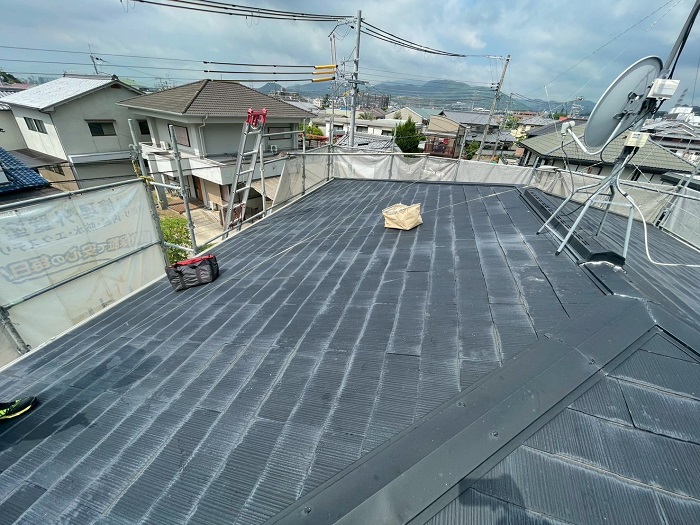 宝塚市で2階建て寄棟形状の屋根カバー工事で差し棟を使用する前の様子