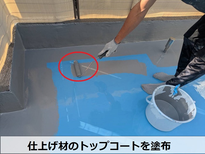 明石市で掘り込みガレージへの雨漏り修理でウレタン防水通気緩衝工法を行なう現場でトップコート塗布