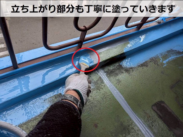 明石市で3階建てベランダのモルタル床へ塗膜防水で立ち上がりに中塗り