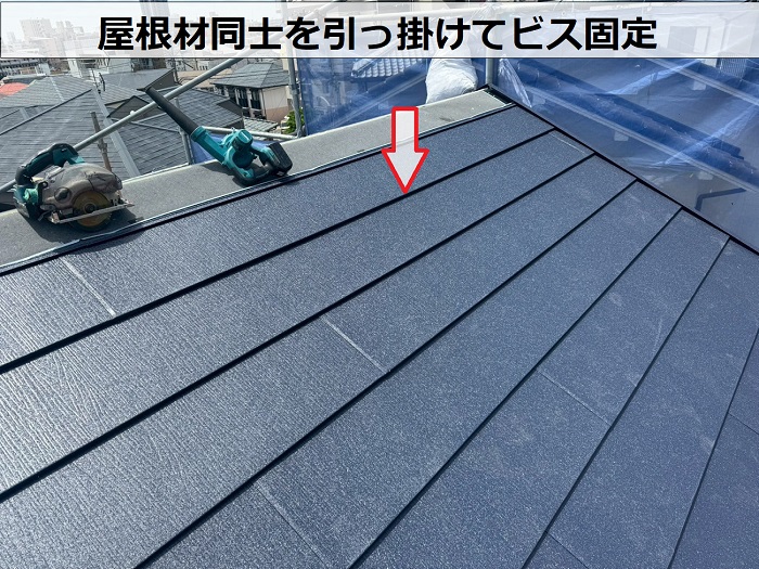 神戸市須磨区で天窓撤去とアスベスト屋根材の葺き替え工事で雨漏り修理でビス固定