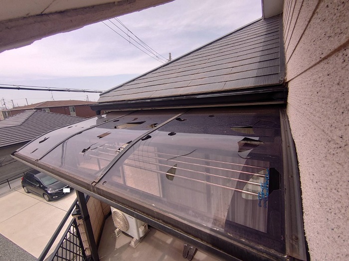 加古郡稲美町でベランダ屋根のアクリル板を交換する前の様子