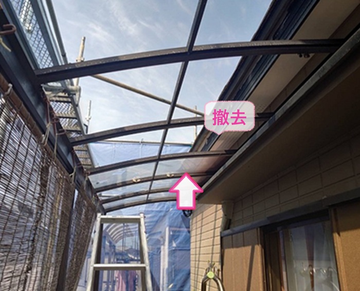 ベランダテラス屋根交換で割れた屋根材を撤去している様子