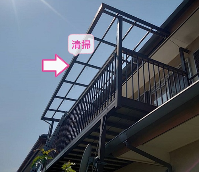 ２階ベランダのポリカ波板交換で雨樋を清掃している様子