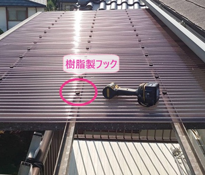 ２階ベランダのポリカ波板交換でタキロンポリカ波板を樹脂製の固定フックで固定している様子