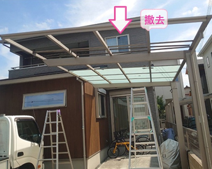カーポート屋根パネル交換で割れた屋根材を撤去している様子