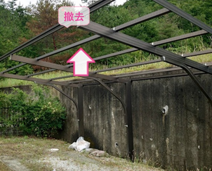 カーポート屋根のポリカ交換で既存の波板を撤去している様子