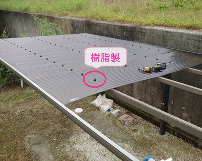 カーポート屋根のポリカ交換でタキロン製ポリカ波板を樹脂製のフックで固定している様子