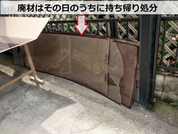 雹被害で割れたカーポート屋根のアクリル板