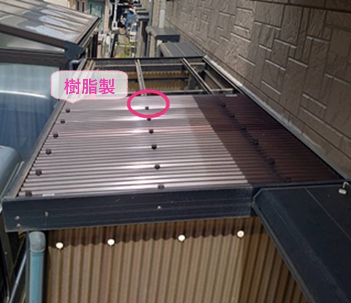 物置スペースの波形屋根張り直しでタキロンポリカ波板は樹脂製フックで固定している様子